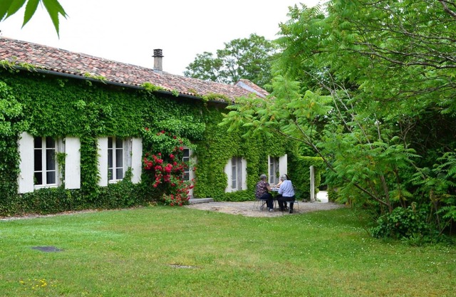 Gîte spacieux avec jardin, piscine, cheminée, et équipements bébé au cœur des vignes du Cognac