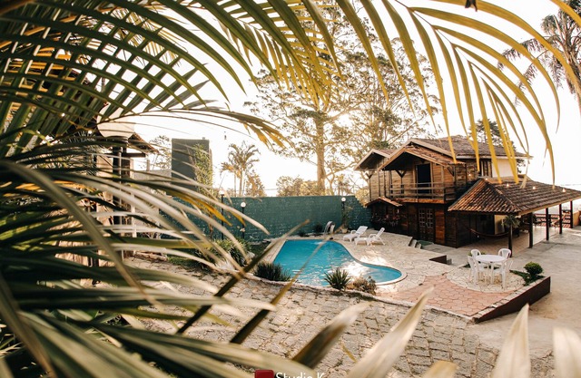 Charming, Cabana-style country house with pool and comfortable suites