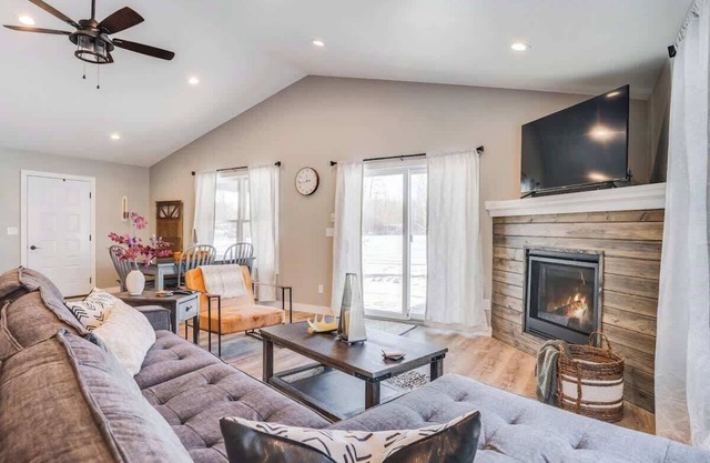 Charming Cabin by Tagalong Golf Course, Birchwood