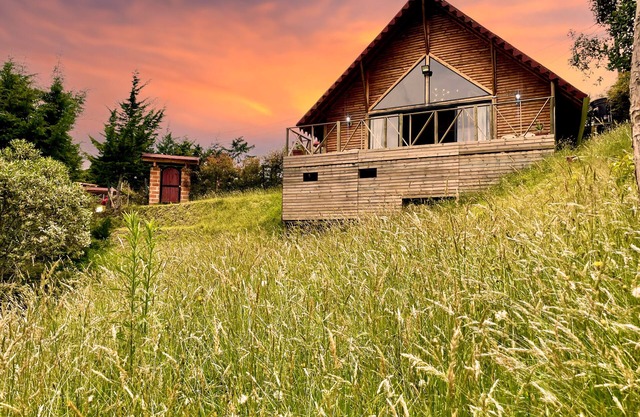 Charming Cabin Getaway in Antioquia: WiFi, Balcony & BBQ