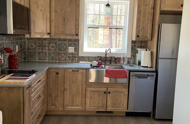 Charming Cabin in fabulous Weaverville NC ....easy access to Asheville NC area