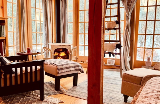Charming cabin in delightful Greenfield New Hampshire with WiFi access