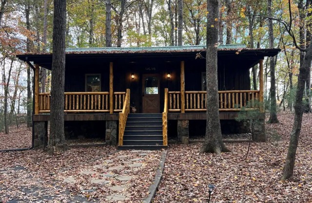 Charming cabin in quaint State Road with WiFi, AC