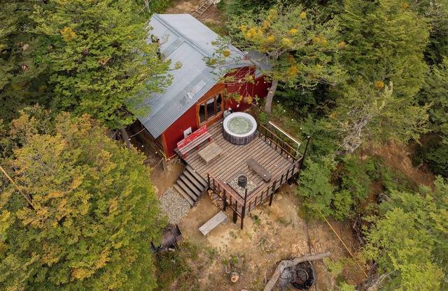 Charming Cabin in the Woods with Jacuzzi and Movie Theater