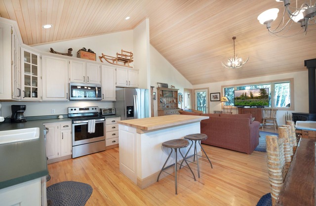 Charming Cabin in Wilson. Available Long Term Only. Pet Friendly!