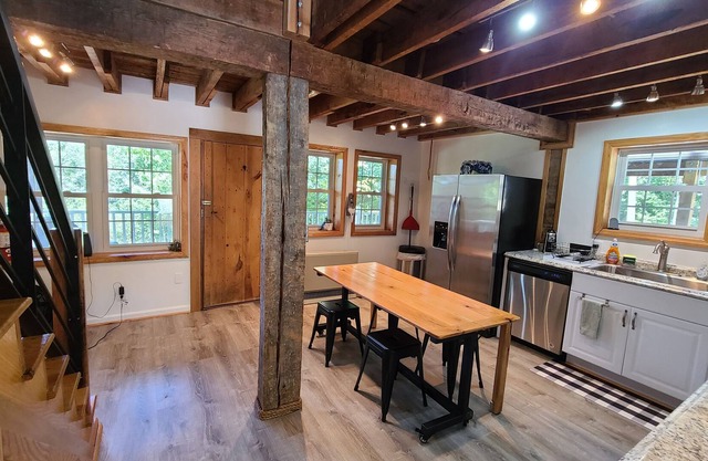 Cabane de charme nichée au fond des bois, idéale pour une escapade ou un événement!