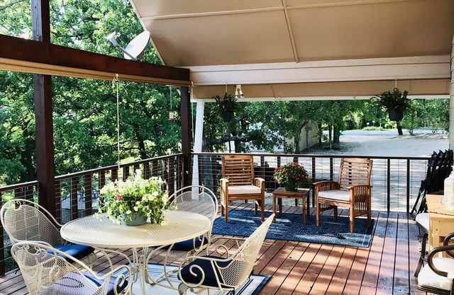 Charming chateau home w/deck and fire pit, near Lake Arbuckle.