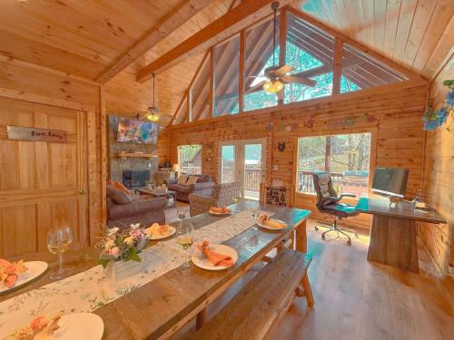 Charming Cabin, Seasonal Decor & Pool, 3min to Pkwy, Grill, GameRoom, Wifi & Workstation, Sleeps 14