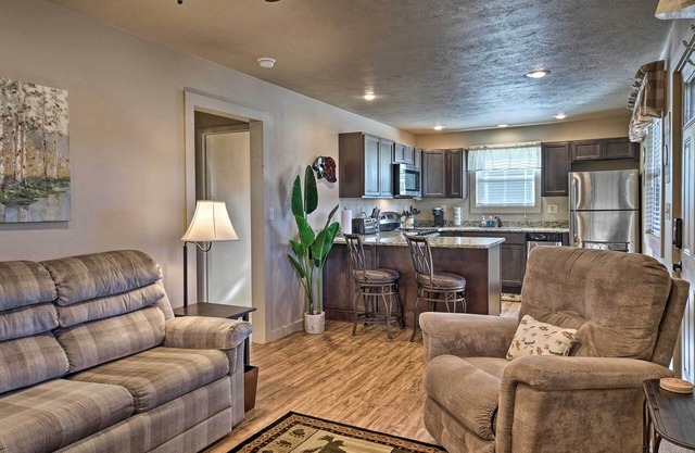 Charming Cabin w/ Patio - Walk to Table Rock Lake!