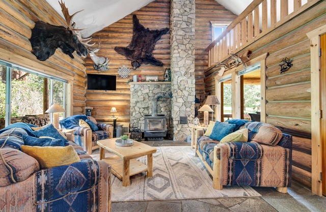 Charming cabin with fireplace, loft, full kitchen, & W/D