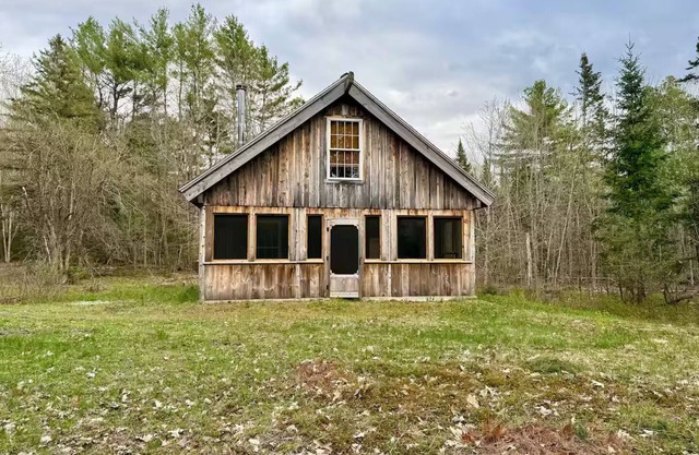 Charming cabin with AC in Burnham - Perfect getaway.
