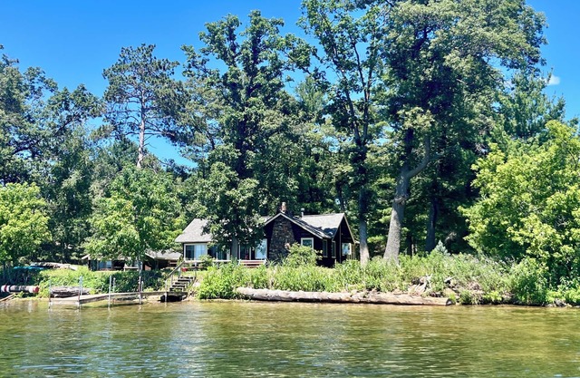Charmante cabane avec un magnifique lac avant