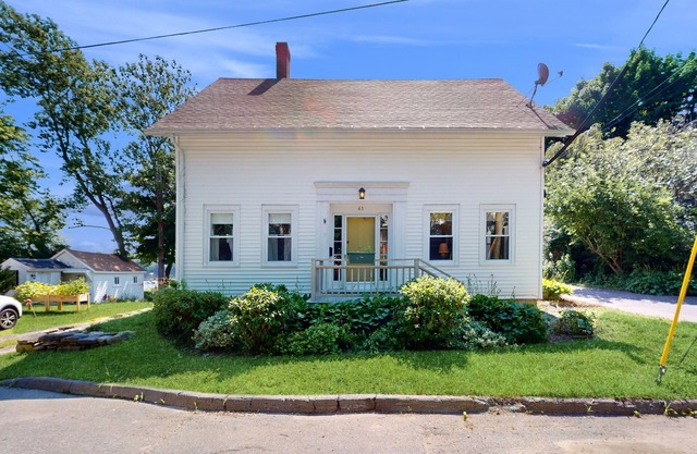 Charming Cape-style House with Panoramic River Views and Modern Amenities