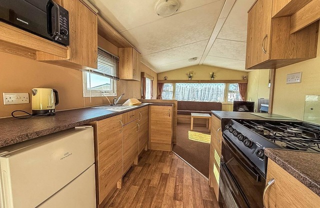 Charming caravan at Manor Park, nearby Hunstanton beach in Norfolk ref 23035C