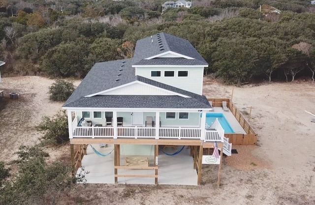 Charming Carova Cottage on 4x4 beach, Heated Pool, Hot Tub, Close Beach Access