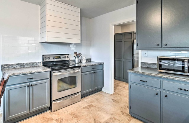 Charming Cave City Vacation Rental w/ Fire Pit!