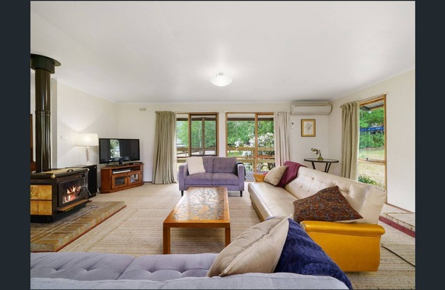 Charming cedar cottage for families-One and a half acres at the base for Buller