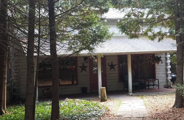 Charmante cabane en bois de cèdre nichée dans les bois, à quelques pas de Rowley's Bay