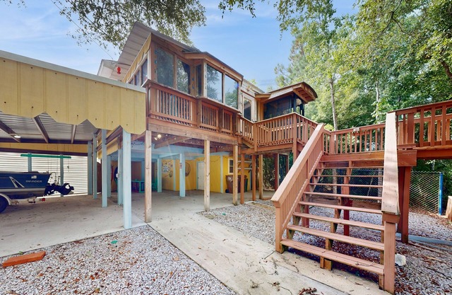 Charming centrally located fish camp w/ dock and outside area