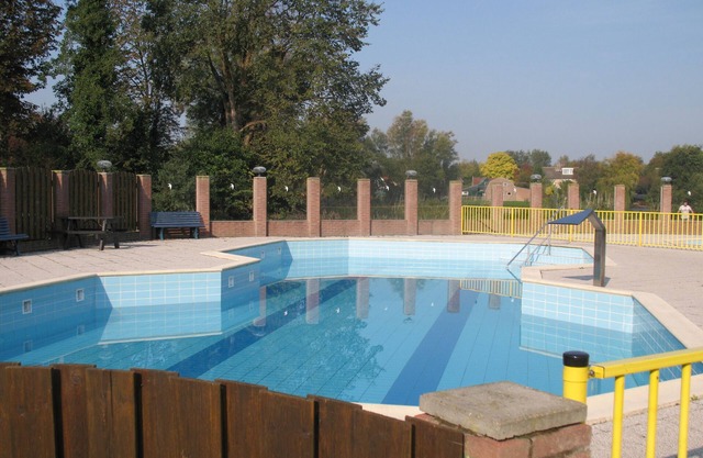 Charmant chalet à 5 km du bord de mer, avec piscine et aire de jeux