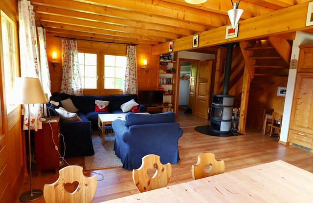 Charmant chalet pour 8 personnes avec une grande terrasse et un balcon avec meubles de jardin.Intéri