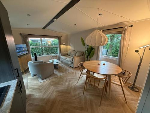 Charming Chalet on Park with Swimming Pool Restaurant and Bowling - Nationaal Park de Hoge Veluwe - Cozy Getaway Hoenderloo