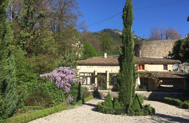 Gîte de charme avec grand jardin à seulement 3 mn du centre du village médiéval