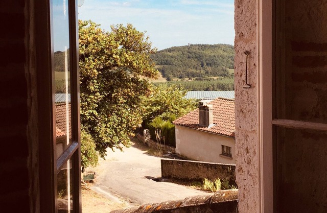 Charmant chalet avec des vues spectaculaires dans un village calme français