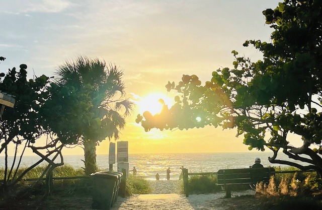 Charming coastal 2-bdrm manufactured home with WiFi & AC in lovely Venice, FL.