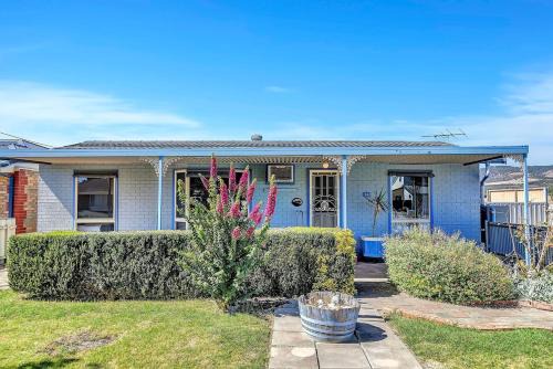 Charming Coastal Cottage-Steps Away from the Beach