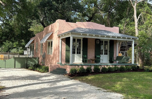 Charming Coastal Cottage in Fairhope, steps away from Mobile Bay