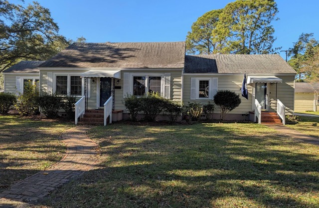Charming Coastal Retreat in Willowbank near Downtown Georgetown