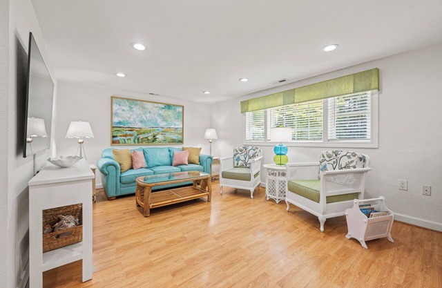 Charming Coastal Retreat in Manteo – Newly Remodeled & Ready for Your Stay!