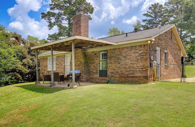 Charming Columbus Home w/Yard - 10 Mi to Dtwn!