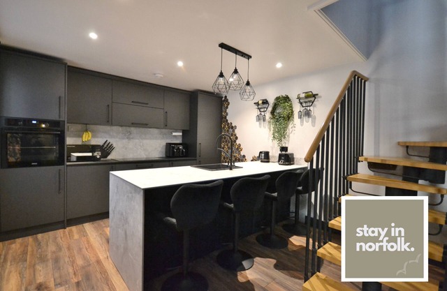Charming & Comfortable Cottage With Private Parking