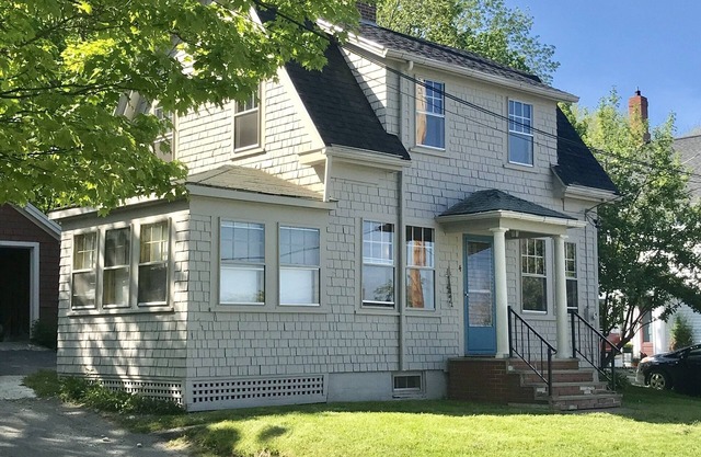 Charmant, confortable et pratique, près de tout ce que Midcoast a à offrir