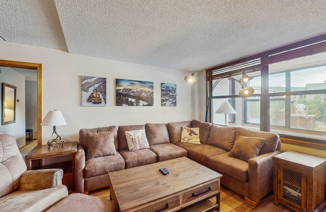 Condo familial w / solarium privé, cuisine et bain à remous partagé - marchez pour soulever!