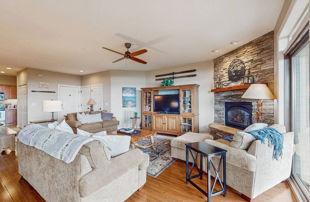 Charming condo w/ free WiFi/private deck with mountain views near Sugar Mountain