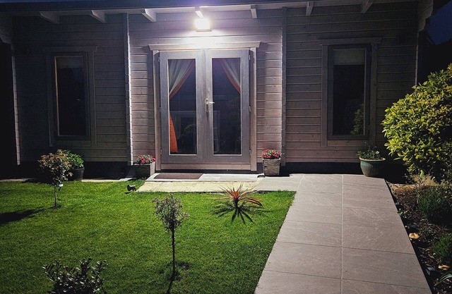 Charming & Cosy Self Contained Log Cabin, Private Entrance & Free on St Parking