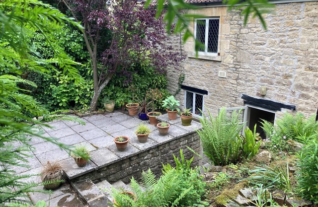 Charming cottage 2 miles from Bath City Centre