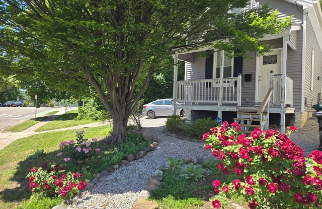 Charming cottage, 3Qn w/ WiFi, Parking, AC walkable to Clftn Nrthsd near dwntwn