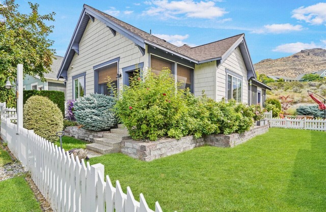 Charming cottage close to the pool, hot tub, beach and more!