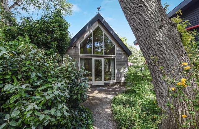 Charming Cottage “De Kleine bonte specht” with Wi-Fi, Terrace & Barbecue; Parking Available