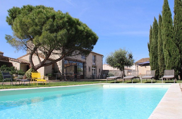 Gîte de charme 17 personnes, piscine chauffée, proche de Carcassonne.