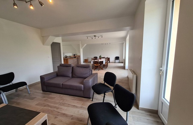 Maison calme avec jardin et terrasse, proche Châteauroux, 3 chambres, 3 salles de bain, parking inclus