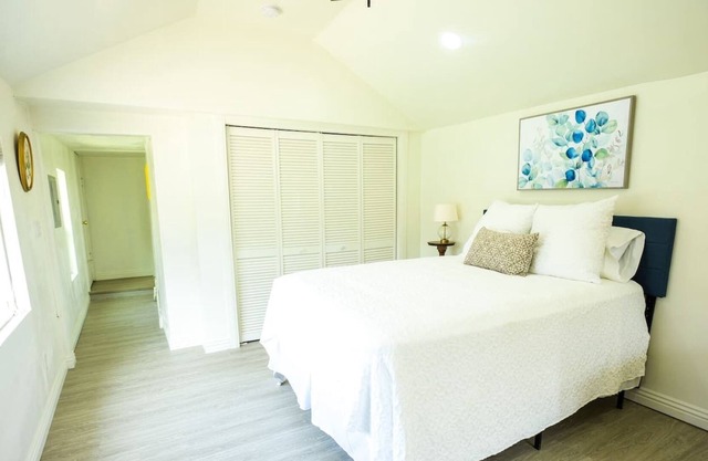 Private Downtown Garden Cottage