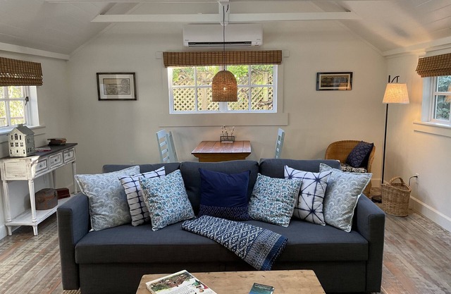 Charming Cottage hidden in town!