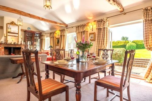 Charming cottage in beautiful countryside with a boating lake - The Calf Pens