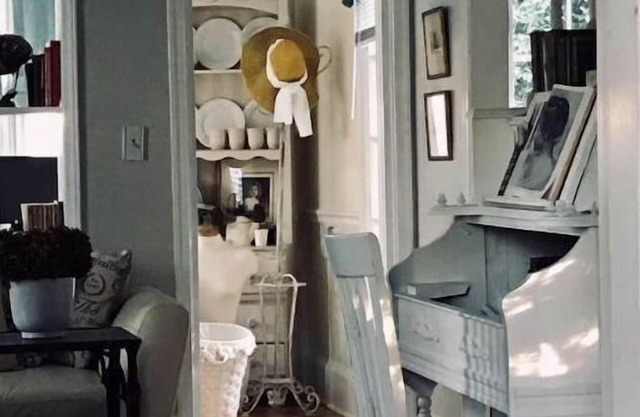 Charming cottage in great neighborhood...close to downtown, fort and university