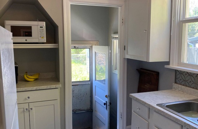 Charming cottage in pleasant Billings with AC, WiFi